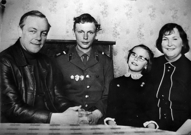 К. Лавров с женой Валентиной Александровной Николаевой, сыном Сергеем и дочкой Машей. Фото из музея БДТ К. Лавров с женой Валентиной Александровной Николаевой, сыном Сергеем и дочкой Машей.
Фото из музея БДТ