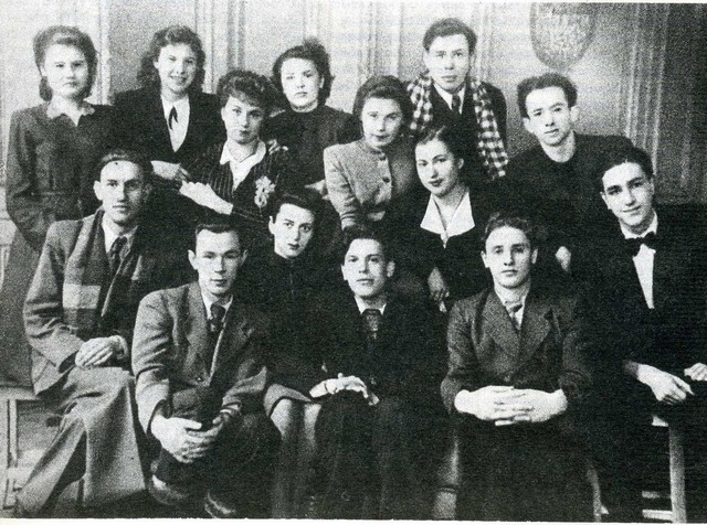 Актерский класс Н. Е. Серебрякова. Крайний справа во втором ряду - Аркадий Кацман. Фото из архива Петербургской Академии театрального искусства Актерский класс Н. Е. Серебрякова. Крайний справа во втором ряду - Аркадий Кацман. Фото из архива Петербургской Академии театрального искусства