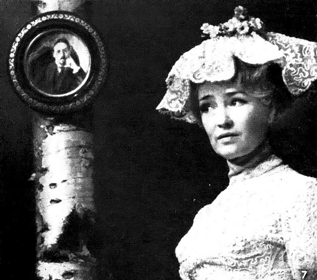 Е. Акуличева (Лика Мизинова). «Насмешливое мое счастье». Фото Д. Мовшина из архива театра им. В. Ф. Комиссаржевской