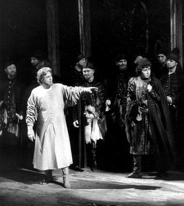 Н. Васильев (Андрей Морозов), А. Дурсенева (Басманов). «Опричник». Большой театр. Фото А. Бражникова Н. Васильев (Андрей Морозов), А. Дурсенева (Басманов). «Опричник». Большой театр. Фото А. Бражникова