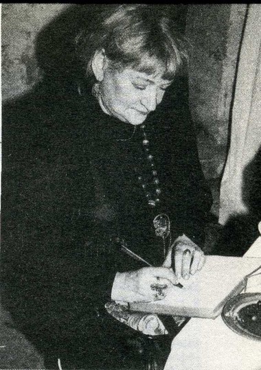 Нонна Слепакова делает запись в новой «Свиной книге» возрождающейся «Бродячей Собаки»