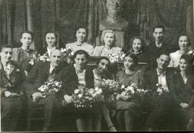 Первый выпуск театроведческого факультета. 1946 г. Нижний ряд (педагоги): Лидия Абрамовна Гутенберг, Сергей Сергеевчи Данилов, Мариан Григорьевна Португалова, Елена Львовна Финкельштейн, Лидия Аркадьевна Левбарг, Николай Евгеньевич Серебряков, Вера Александровна Цинкович (выпускница). Верхний ряд (выпускники): Ксения Борисовна Семенова, Дина Морисовна Шварц, Софья Даниловна Герцфельд, Кира Алексеевна Заремба, Ксения Федоровна Крырлова, Александр Захарович Левин, Ольга Николаевна Персидская. Фото из архива Петербурсгкой Академии театрального искусства Первый выпуск театроведческого факультета. 1946 г. Нижний ряд (педагоги): Лидия Абрамовна Гутенберг, Сергей Сергеевчи Данилов, Мариан Григорьевна Португалова, Елена Львовна Финкельштейн, Лидия Аркадьевна Левбарг, Николай Евгеньевич Серебряков, Вера Александровна Цинкович (выпускница). Верхний ряд (выпускники): Ксения Борисовна Семенова, Дина Морисовна Шварц, Софья Даниловна Герцфельд, Кира Алексеевна Заремба, Ксения Федоровна Крырлова, Александр Захарович Левин, Ольга Николаевна Персидская. Фото из архива Петербурсгкой Академии театрального искусства