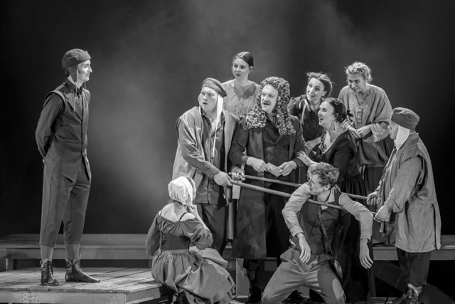 ЛЕКАРЬ — ПОНЕВОЛЕ, А ТЕАТР — ПО ВДОХНОВЕНИЮ ЛЕКАРЬ — ПОНЕВОЛЕ, А ТЕАТР — ПО ВДОХНОВЕНИЮ