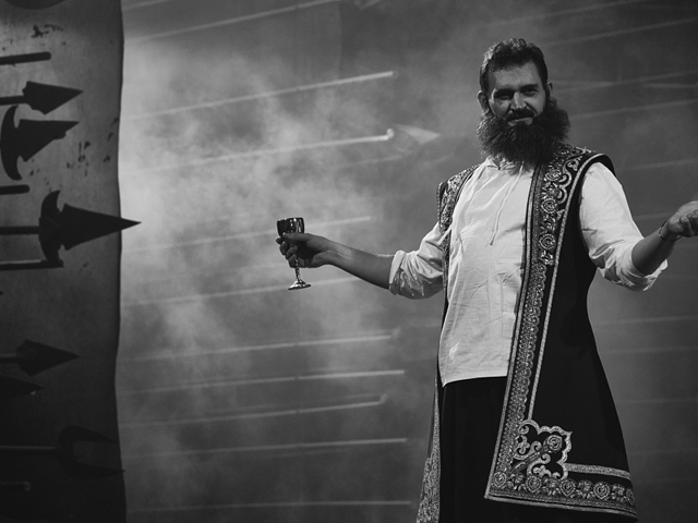 НЕ ЦАРСКОЕ ЭТО ДЕЛО — МЕРТВЕЧИНОЙ ПИТАТЬСЯ