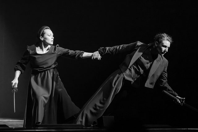 ОБНЯТЬ СВОЕГО УБИЙЦУ