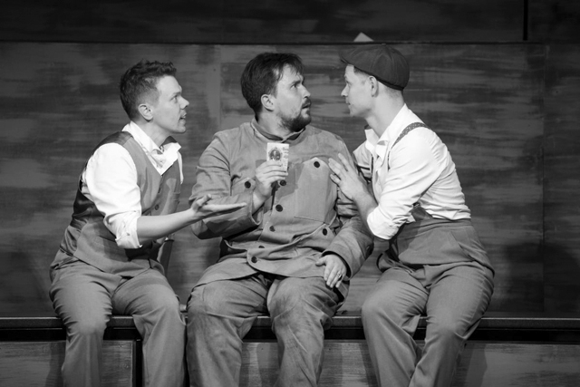 ПОЛЗАЮТ ТИХОНЬКО С&nbsp;КРАЮ ЖИЗНИ ТУСКЛЫЕ, КАК ТЕНИ, ЧЕЛОВЕЧКИ