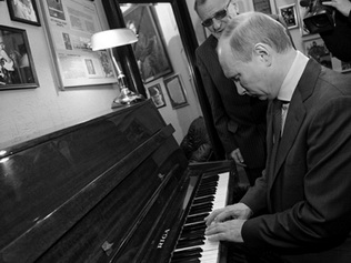 РУДОЛЬФ, РАЗДАЙТЕ ДЕНЬГИ БЕДНЫМ, ИЛИ ПЛАТЬЕ ДЛЯ ГОЛОГО КОРОЛЯ