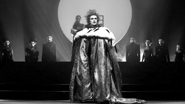 В ЛУЧАХ ЧУЖОЙ БЕССМЕРТНОЙ ТЕНИ...